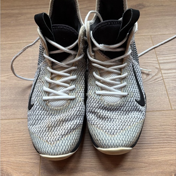 LeBron James Witness IV White and Black - Picture 4 of 9